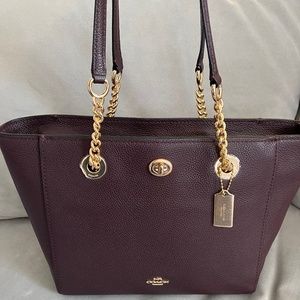 COACH NWT  Pebbled Leather turnlock chain tote